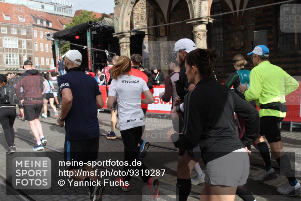 05.10.2025 - 20. swb-Marathon Bremen Yannick Fuchs http://msf.ph/oto/9319287 05.10.2025 11:35:28 Ziel  meine-sportfotos.de