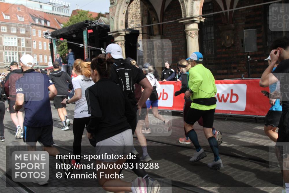 05.10.2025 - 20. swb-Marathon Bremen Yannick Fuchs http://msf.ph/oto/9319288 05.10.2025 11:35:29 Ziel  meine-sportfotos.de