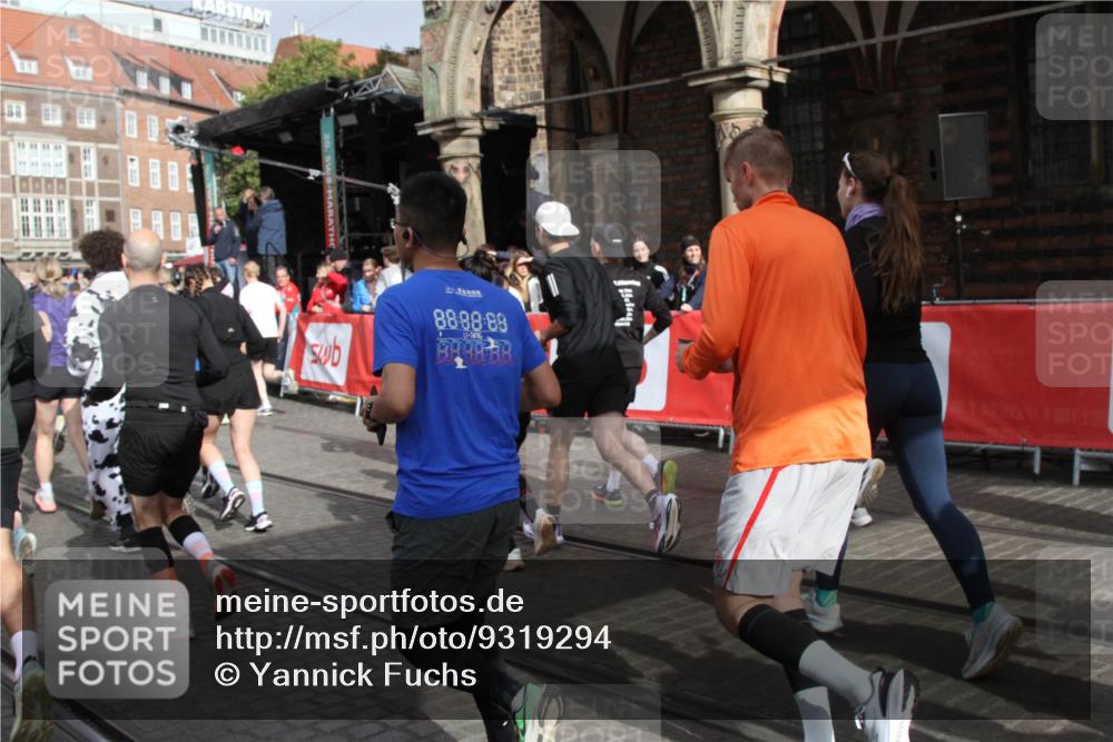 05.10.2025 - 20. swb-Marathon Bremen Yannick Fuchs http://msf.ph/oto/9319294 05.10.2025 11:35:32 Ziel  meine-sportfotos.de