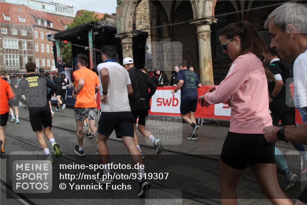 05.10.2025 - 20. swb-Marathon Bremen Yannick Fuchs http://msf.ph/oto/9319307 05.10.2025 11:35:38 Ziel  meine-sportfotos.de