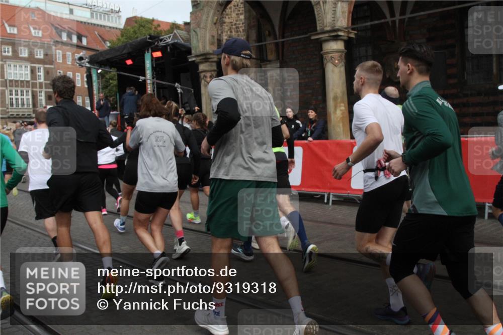 05.10.2025 - 20. swb-Marathon Bremen Yannick Fuchs http://msf.ph/oto/9319318 05.10.2025 11:35:42 Ziel  meine-sportfotos.de