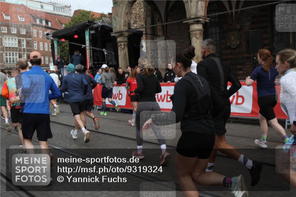 05.10.2025 - 20. swb-Marathon Bremen Yannick Fuchs http://msf.ph/oto/9319324 05.10.2025 11:35:44 Ziel  meine-sportfotos.de