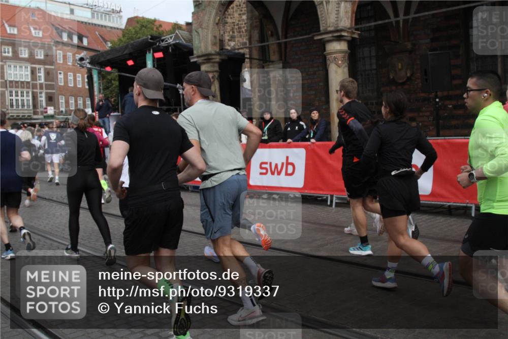05.10.2025 - 20. swb-Marathon Bremen Yannick Fuchs http://msf.ph/oto/9319337 05.10.2025 11:35:49 Ziel  meine-sportfotos.de