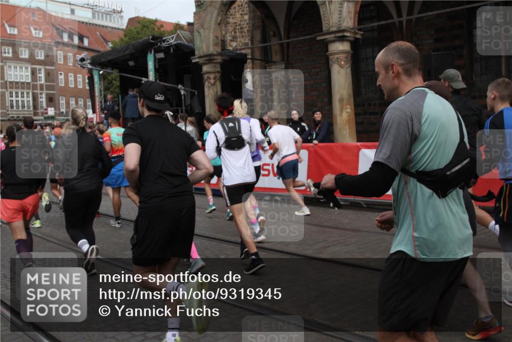 05.10.2025 - 20. swb-Marathon Bremen Yannick Fuchs http://msf.ph/oto/9319345 05.10.2025 11:35:53 Ziel  meine-sportfotos.de
