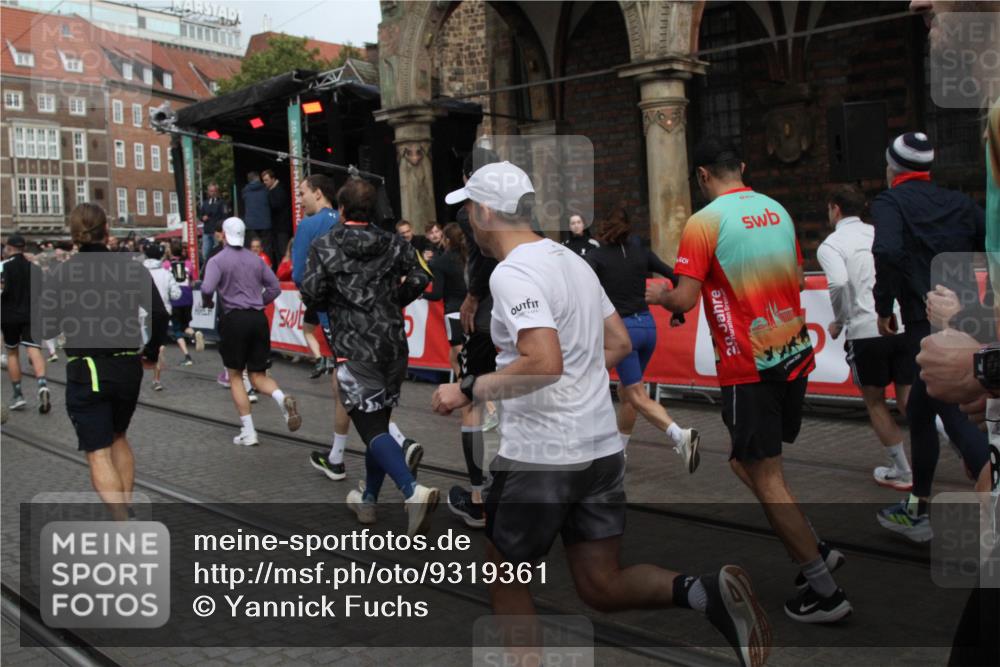 05.10.2025 - 20. swb-Marathon Bremen Yannick Fuchs http://msf.ph/oto/9319361 05.10.2025 11:35:59 Ziel  meine-sportfotos.de