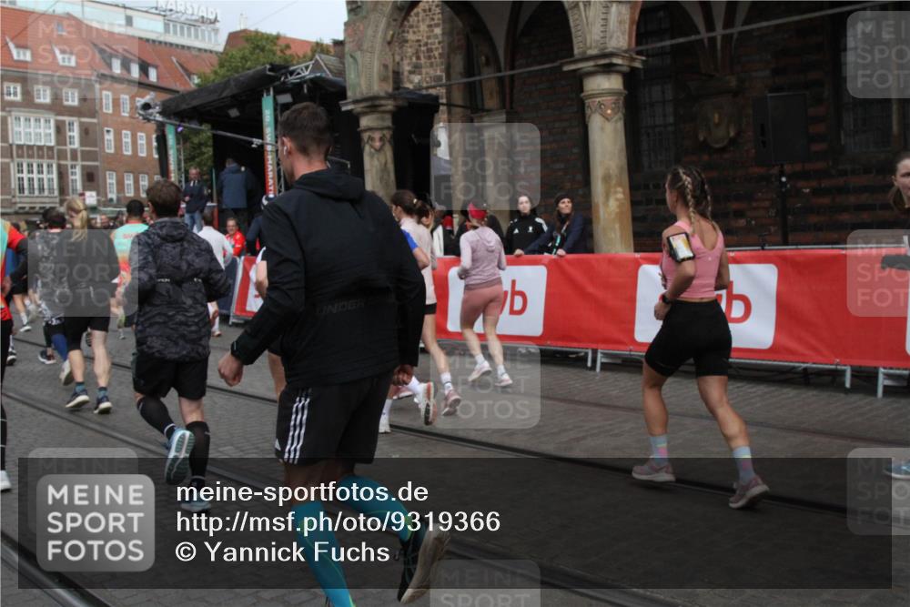 05.10.2025 - 20. swb-Marathon Bremen Yannick Fuchs http://msf.ph/oto/9319366 05.10.2025 11:36:01 Ziel  meine-sportfotos.de