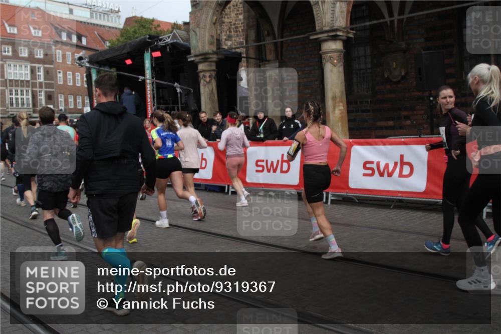 05.10.2025 - 20. swb-Marathon Bremen Yannick Fuchs http://msf.ph/oto/9319367 05.10.2025 11:36:01 Ziel  meine-sportfotos.de