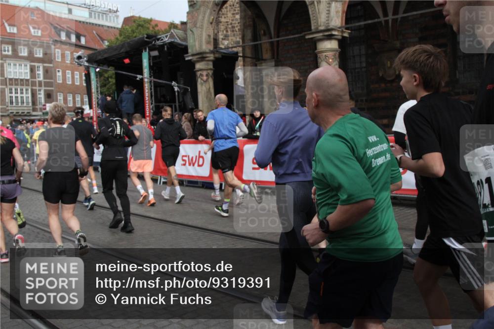 05.10.2025 - 20. swb-Marathon Bremen Yannick Fuchs http://msf.ph/oto/9319391 05.10.2025 11:36:11 Ziel  meine-sportfotos.de