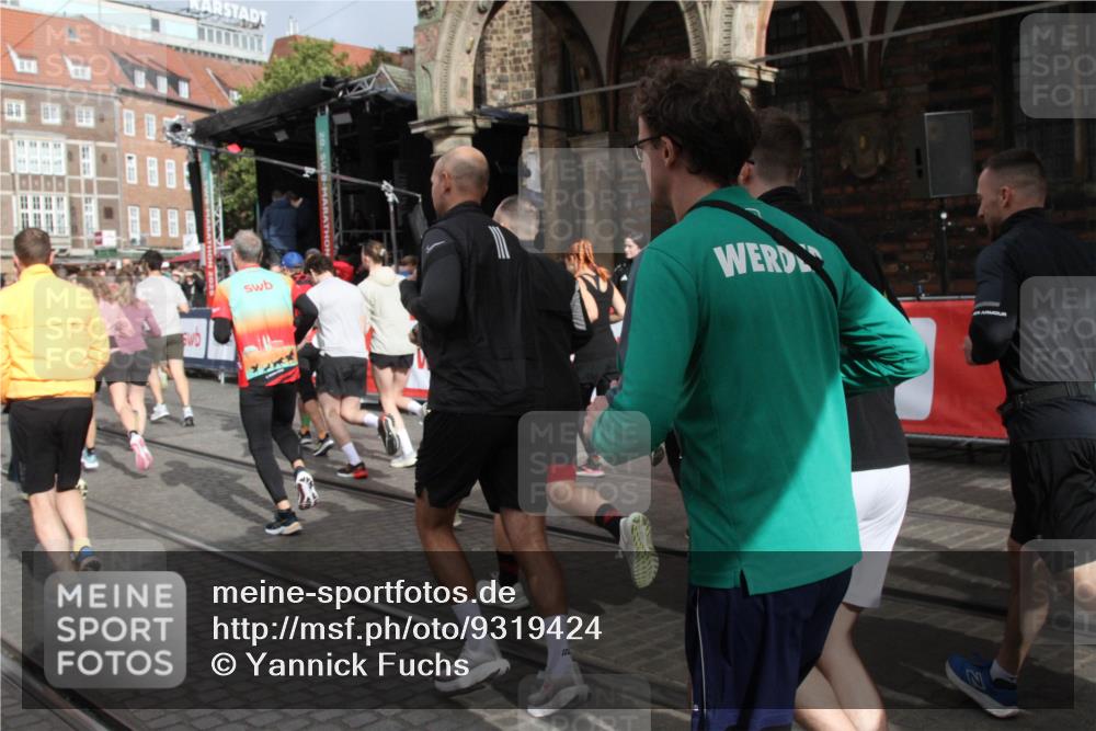 05.10.2025 - 20. swb-Marathon Bremen Yannick Fuchs http://msf.ph/oto/9319424 05.10.2025 11:36:24 Ziel  meine-sportfotos.de