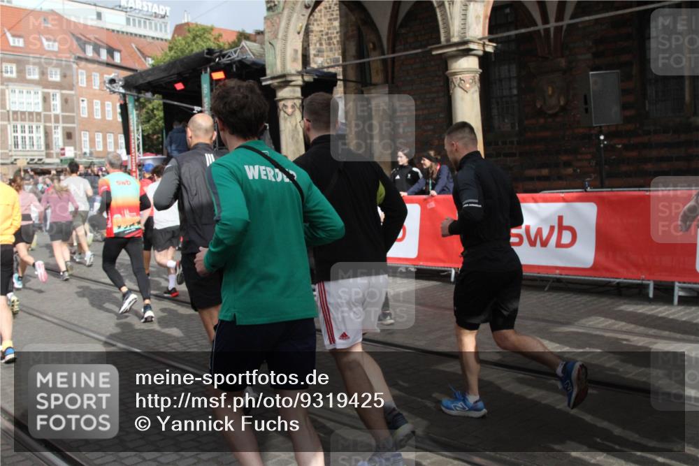05.10.2025 - 20. swb-Marathon Bremen Yannick Fuchs http://msf.ph/oto/9319425 05.10.2025 11:36:25 Ziel  meine-sportfotos.de