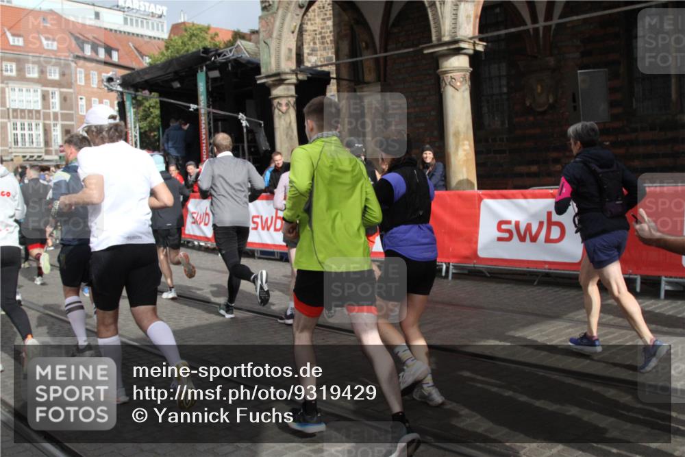 05.10.2025 - 20. swb-Marathon Bremen Yannick Fuchs http://msf.ph/oto/9319429 05.10.2025 11:36:27 Ziel  meine-sportfotos.de