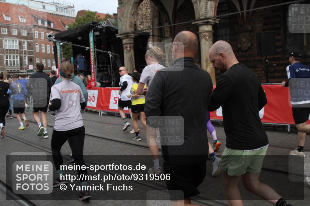05.10.2025 - 20. swb-Marathon Bremen Yannick Fuchs http://msf.ph/oto/9319506 05.10.2025 11:37:01 Ziel  meine-sportfotos.de