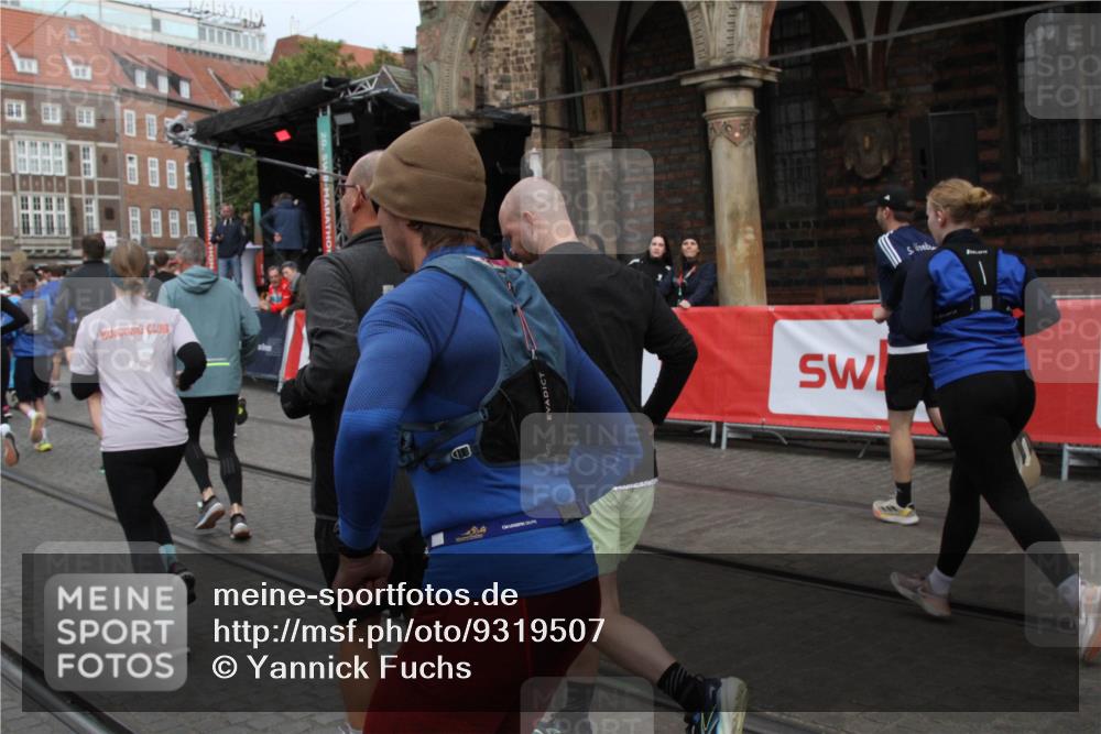 05.10.2025 - 20. swb-Marathon Bremen Yannick Fuchs http://msf.ph/oto/9319507 05.10.2025 11:37:01 Ziel  meine-sportfotos.de