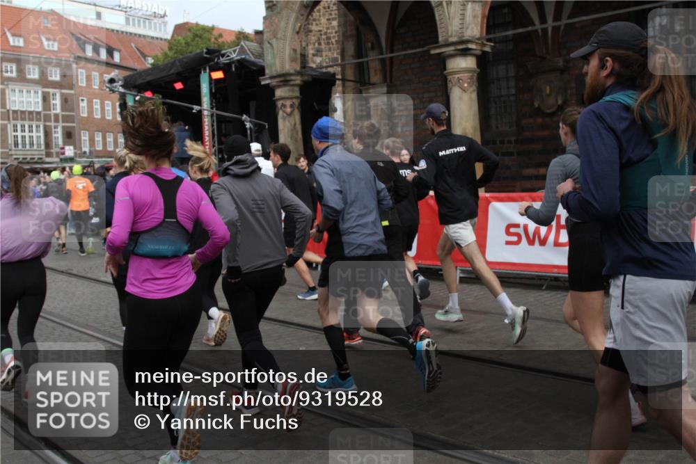 05.10.2025 - 20. swb-Marathon Bremen Yannick Fuchs http://msf.ph/oto/9319528 05.10.2025 11:37:09 Ziel  meine-sportfotos.de