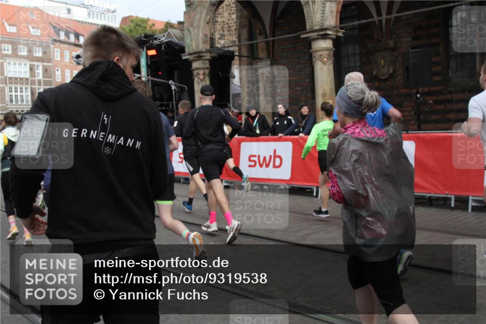 05.10.2025 - 20. swb-Marathon Bremen Yannick Fuchs http://msf.ph/oto/9319538 05.10.2025 11:37:13 Ziel  meine-sportfotos.de