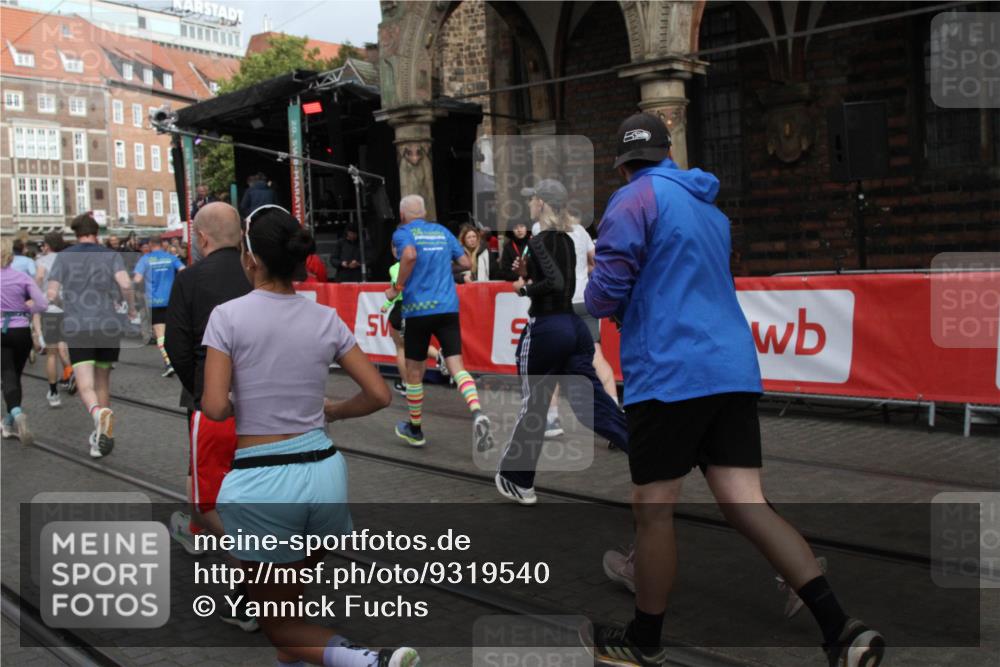 05.10.2025 - 20. swb-Marathon Bremen Yannick Fuchs http://msf.ph/oto/9319540 05.10.2025 11:37:14 Ziel  meine-sportfotos.de