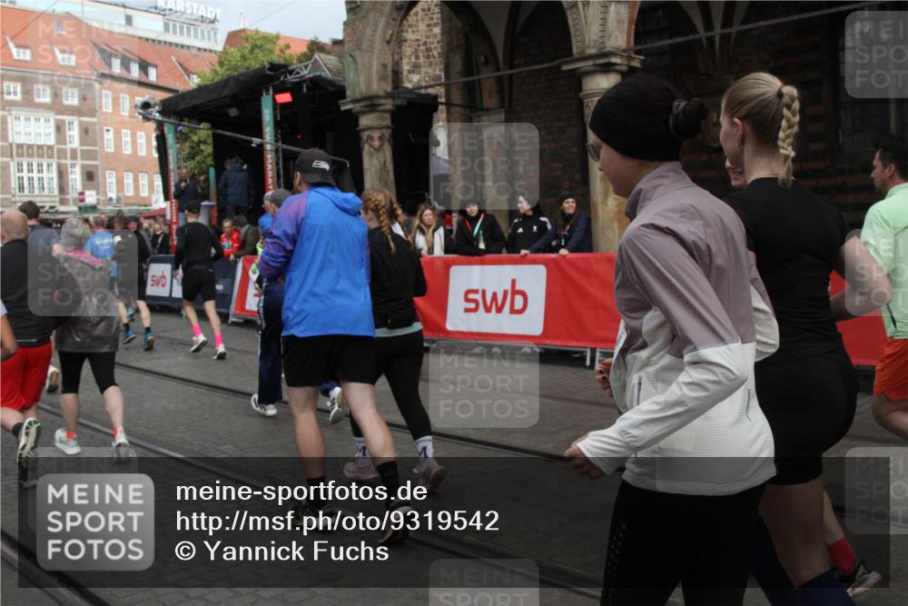 05.10.2025 - 20. swb-Marathon Bremen Yannick Fuchs http://msf.ph/oto/9319542 05.10.2025 11:37:15 Ziel  meine-sportfotos.de