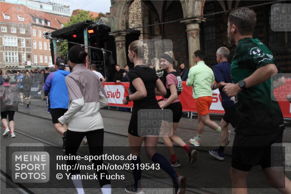 05.10.2025 - 20. swb-Marathon Bremen Yannick Fuchs http://msf.ph/oto/9319543 05.10.2025 11:37:16 Ziel  meine-sportfotos.de