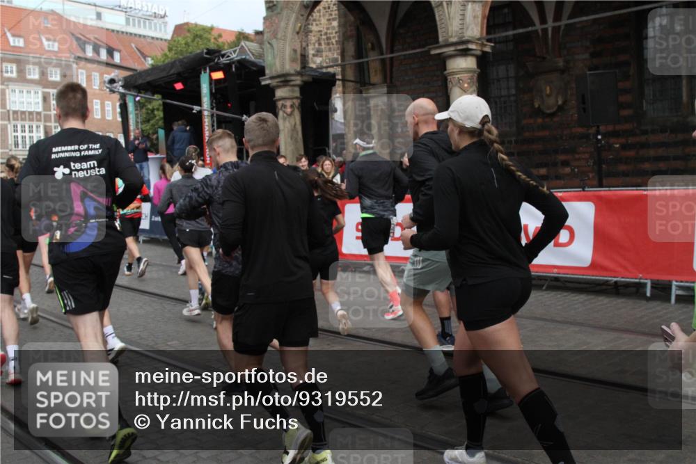 05.10.2025 - 20. swb-Marathon Bremen Yannick Fuchs http://msf.ph/oto/9319552 05.10.2025 11:37:20 Ziel  meine-sportfotos.de