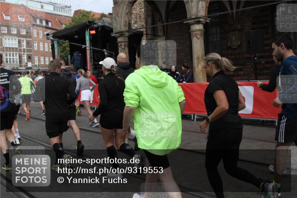05.10.2025 - 20. swb-Marathon Bremen Yannick Fuchs http://msf.ph/oto/9319553 05.10.2025 11:37:21 Ziel  meine-sportfotos.de