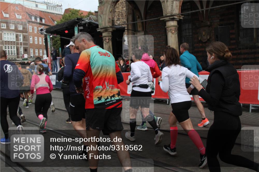 05.10.2025 - 20. swb-Marathon Bremen Yannick Fuchs http://msf.ph/oto/9319562 05.10.2025 11:37:24 Ziel  meine-sportfotos.de
