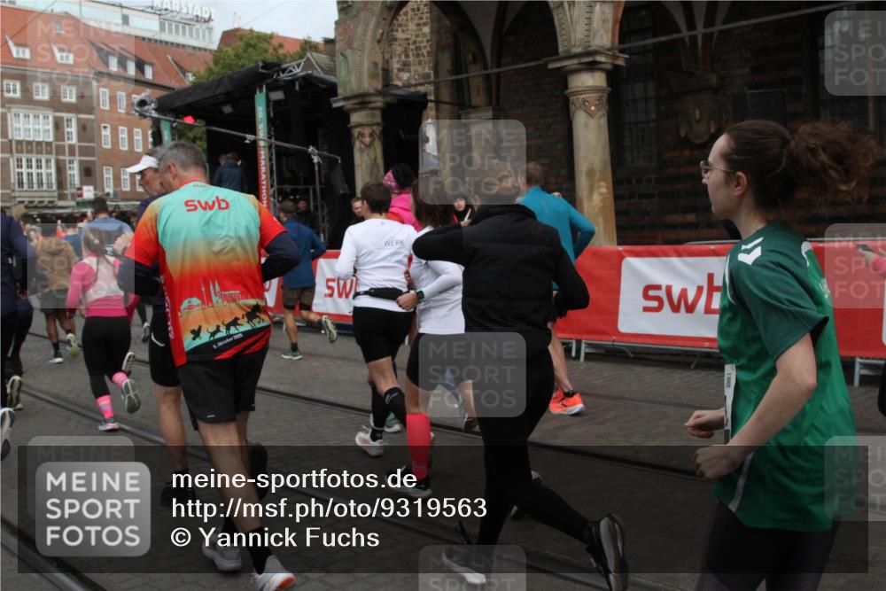 05.10.2025 - 20. swb-Marathon Bremen Yannick Fuchs http://msf.ph/oto/9319563 05.10.2025 11:37:25 Ziel  meine-sportfotos.de