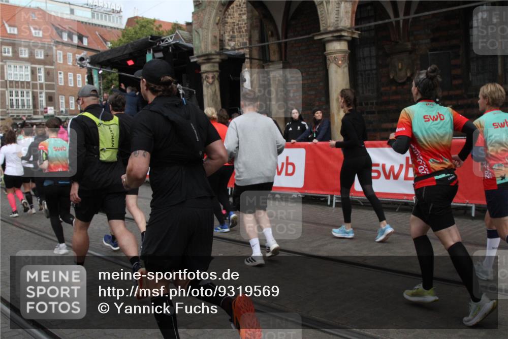 05.10.2025 - 20. swb-Marathon Bremen Yannick Fuchs http://msf.ph/oto/9319569 05.10.2025 11:37:27 Ziel  meine-sportfotos.de