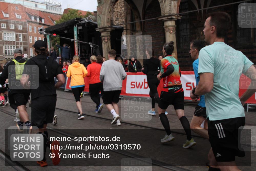 05.10.2025 - 20. swb-Marathon Bremen Yannick Fuchs http://msf.ph/oto/9319570 05.10.2025 11:37:27 Ziel  meine-sportfotos.de