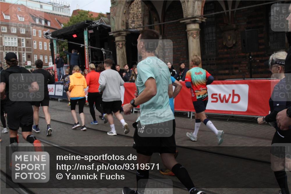 05.10.2025 - 20. swb-Marathon Bremen Yannick Fuchs http://msf.ph/oto/9319571 05.10.2025 11:37:28 Ziel  meine-sportfotos.de
