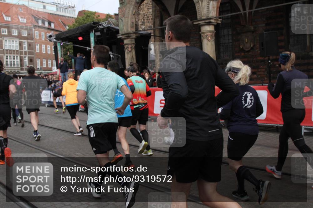 05.10.2025 - 20. swb-Marathon Bremen Yannick Fuchs http://msf.ph/oto/9319572 05.10.2025 11:37:28 Ziel  meine-sportfotos.de