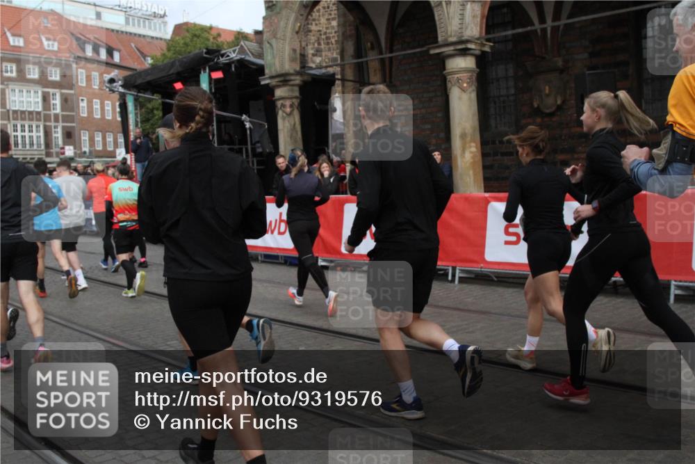 05.10.2025 - 20. swb-Marathon Bremen Yannick Fuchs http://msf.ph/oto/9319576 05.10.2025 11:37:29 Ziel  meine-sportfotos.de