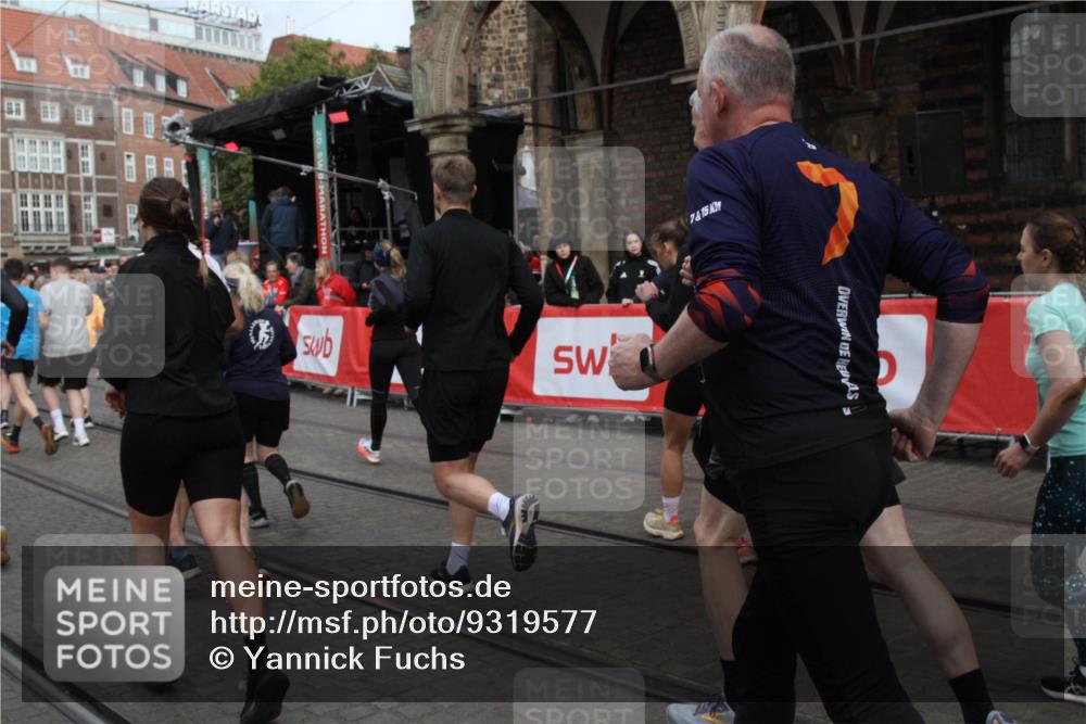 05.10.2025 - 20. swb-Marathon Bremen Yannick Fuchs http://msf.ph/oto/9319577 05.10.2025 11:37:30 Ziel  meine-sportfotos.de