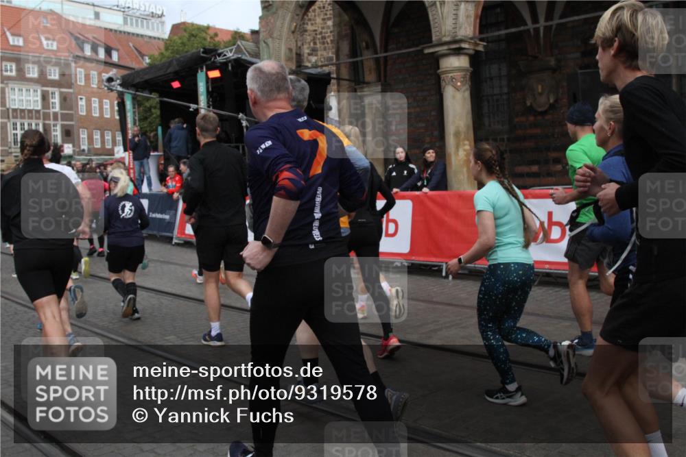 05.10.2025 - 20. swb-Marathon Bremen Yannick Fuchs http://msf.ph/oto/9319578 05.10.2025 11:37:30 Ziel  meine-sportfotos.de