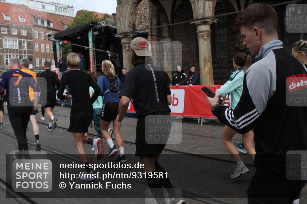 05.10.2025 - 20. swb-Marathon Bremen Yannick Fuchs http://msf.ph/oto/9319581 05.10.2025 11:37:31 Ziel  meine-sportfotos.de