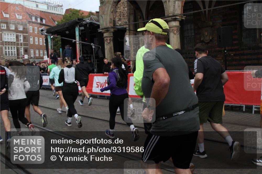 05.10.2025 - 20. swb-Marathon Bremen Yannick Fuchs http://msf.ph/oto/9319586 05.10.2025 11:37:33 Ziel  meine-sportfotos.de