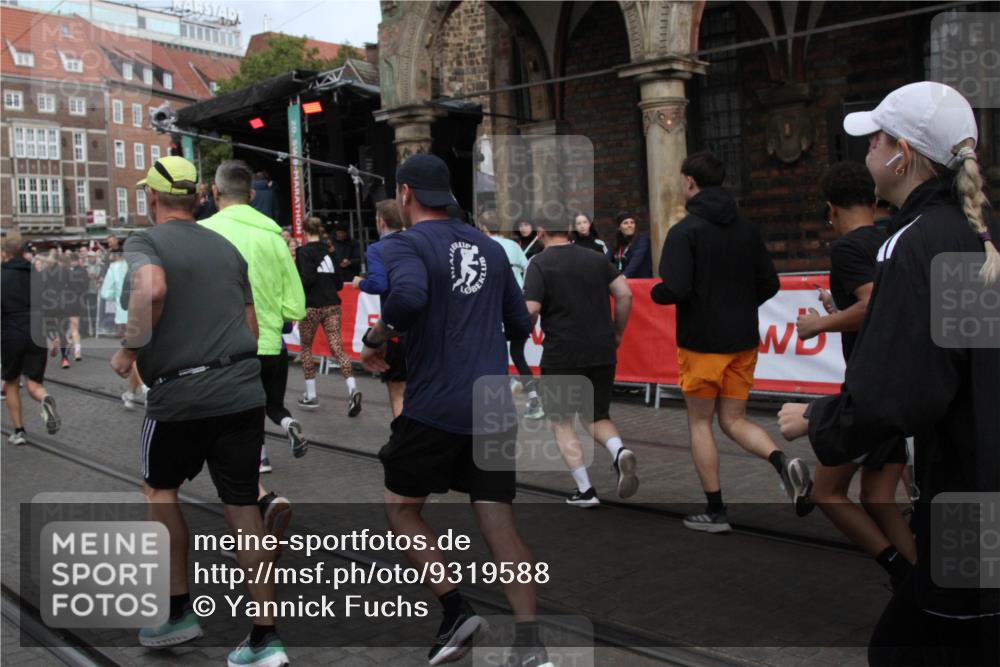 05.10.2025 - 20. swb-Marathon Bremen Yannick Fuchs http://msf.ph/oto/9319588 05.10.2025 11:37:34 Ziel  meine-sportfotos.de