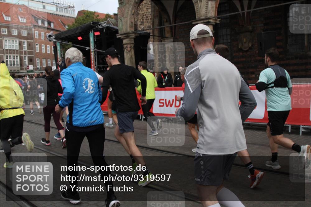 05.10.2025 - 20. swb-Marathon Bremen Yannick Fuchs http://msf.ph/oto/9319597 05.10.2025 11:37:37 Ziel  meine-sportfotos.de