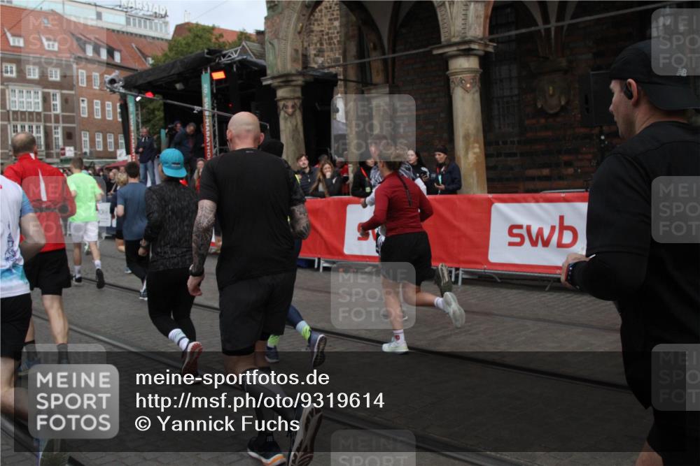 05.10.2025 - 20. swb-Marathon Bremen Yannick Fuchs http://msf.ph/oto/9319614 05.10.2025 11:37:43 Ziel  meine-sportfotos.de