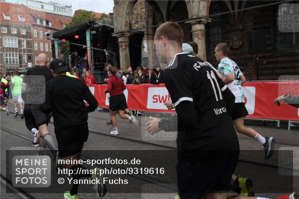05.10.2025 - 20. swb-Marathon Bremen Yannick Fuchs http://msf.ph/oto/9319616 05.10.2025 11:37:44 Ziel  meine-sportfotos.de