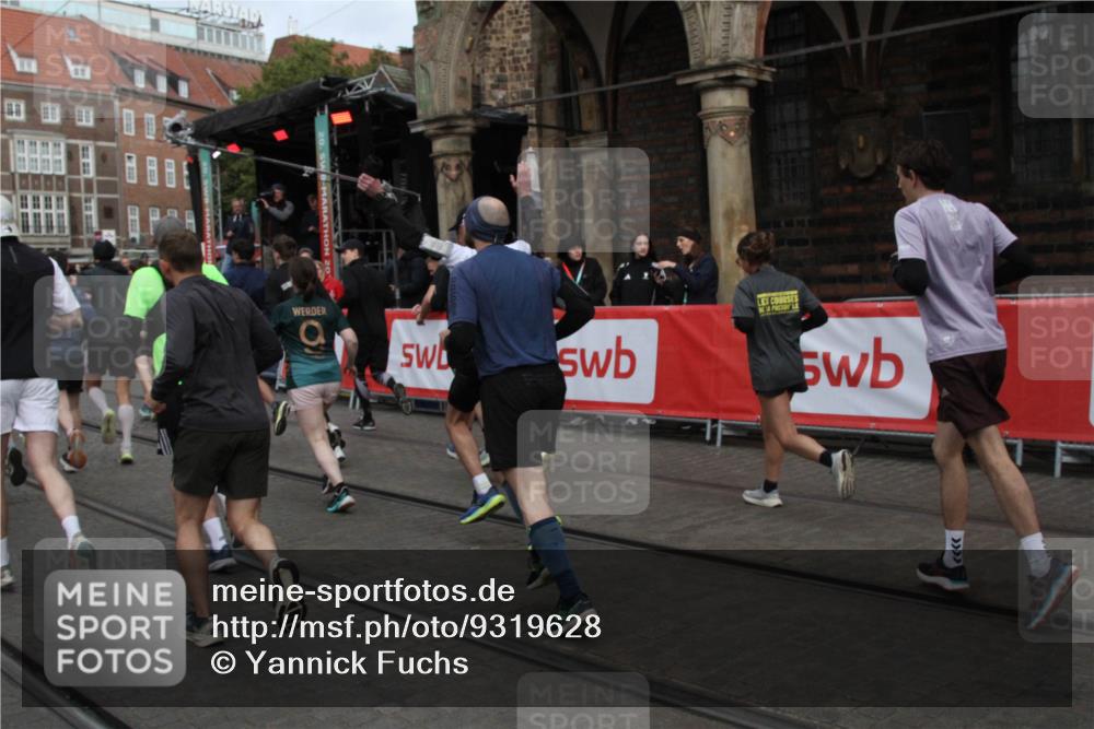 05.10.2025 - 20. swb-Marathon Bremen Yannick Fuchs http://msf.ph/oto/9319628 05.10.2025 11:37:48 Ziel  meine-sportfotos.de