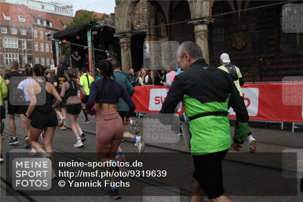 05.10.2025 - 20. swb-Marathon Bremen Yannick Fuchs http://msf.ph/oto/9319639 05.10.2025 11:37:52 Ziel  meine-sportfotos.de