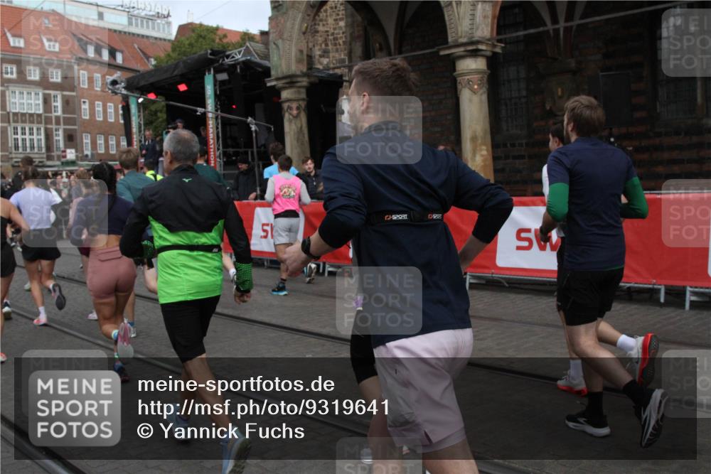 05.10.2025 - 20. swb-Marathon Bremen Yannick Fuchs http://msf.ph/oto/9319641 05.10.2025 11:37:52 Ziel  meine-sportfotos.de
