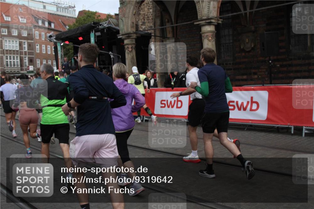 05.10.2025 - 20. swb-Marathon Bremen Yannick Fuchs http://msf.ph/oto/9319642 05.10.2025 11:37:53 Ziel  meine-sportfotos.de