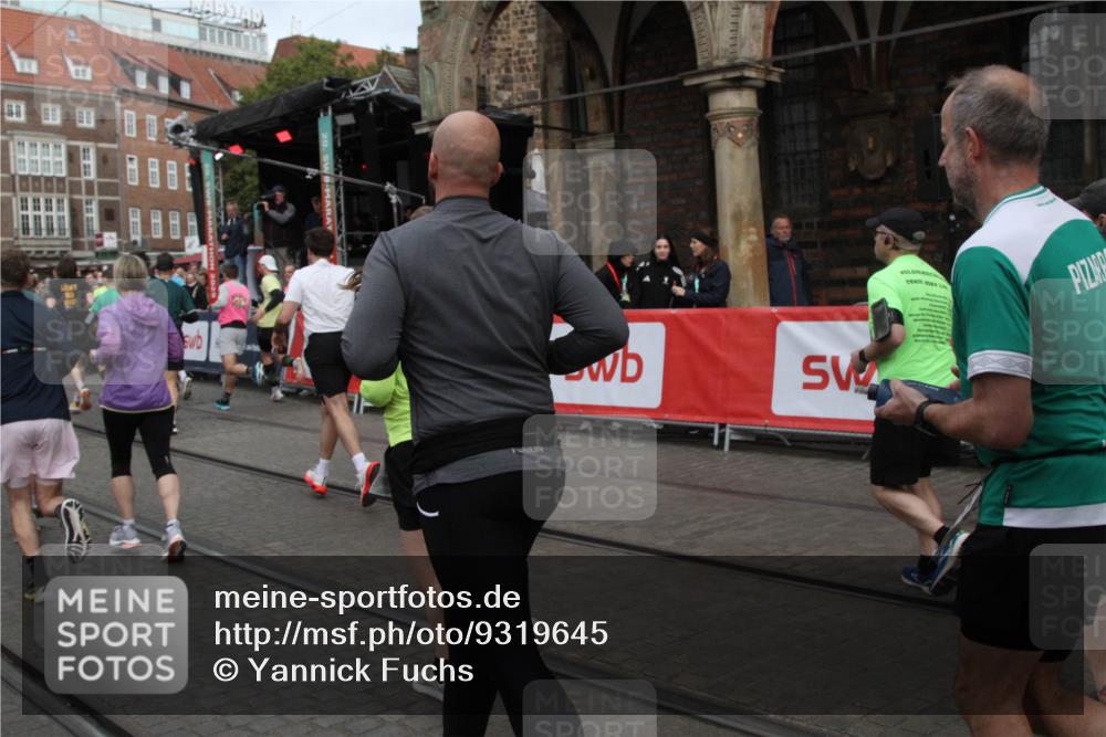05.10.2025 - 20. swb-Marathon Bremen Yannick Fuchs http://msf.ph/oto/9319645 05.10.2025 11:37:54 Ziel  meine-sportfotos.de