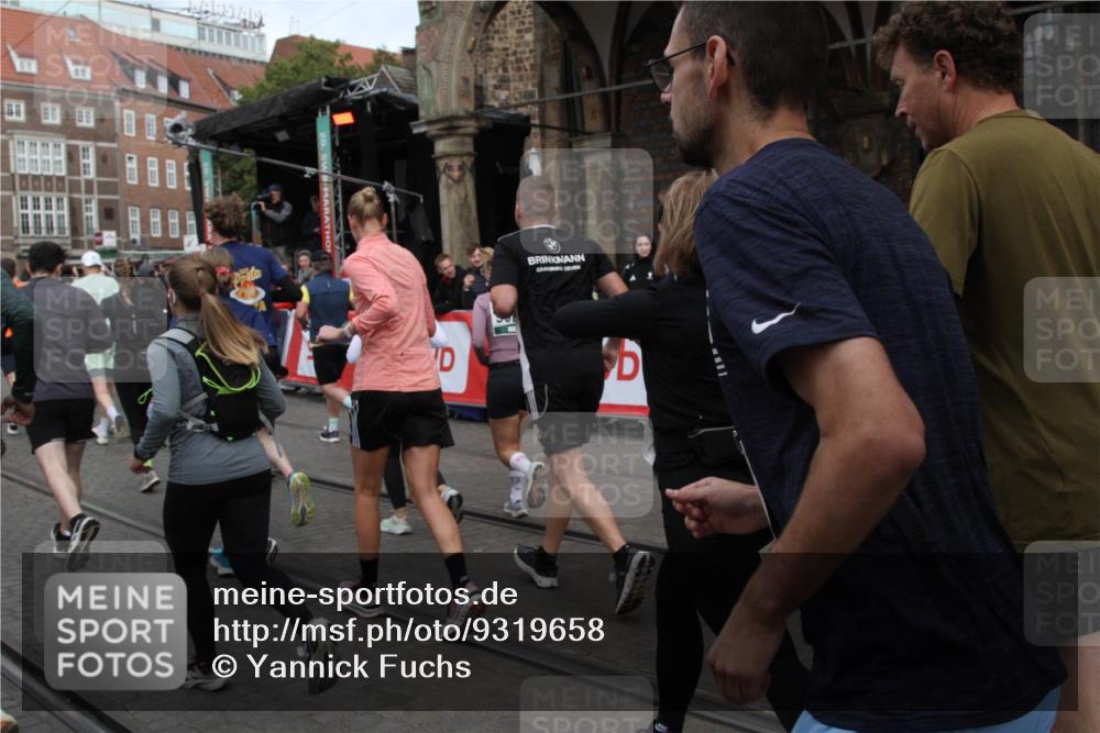 05.10.2025 - 20. swb-Marathon Bremen Yannick Fuchs http://msf.ph/oto/9319658 05.10.2025 11:37:59 Ziel  meine-sportfotos.de