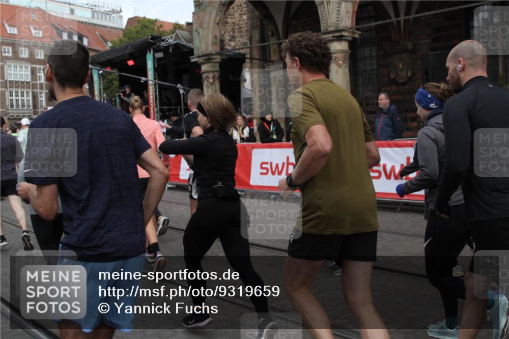 05.10.2025 - 20. swb-Marathon Bremen Yannick Fuchs http://msf.ph/oto/9319659 05.10.2025 11:37:59 Ziel  meine-sportfotos.de