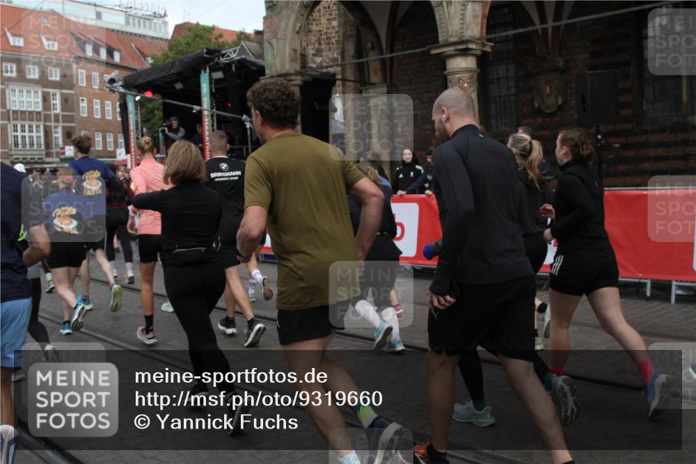 05.10.2025 - 20. swb-Marathon Bremen Yannick Fuchs http://msf.ph/oto/9319660 05.10.2025 11:37:59 Ziel  meine-sportfotos.de