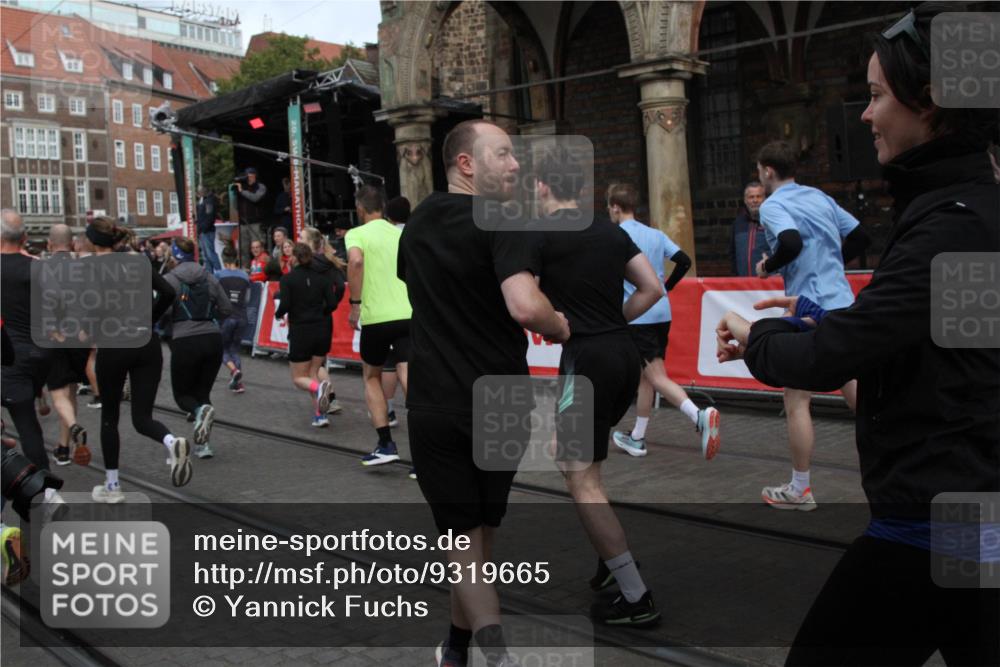 05.10.2025 - 20. swb-Marathon Bremen Yannick Fuchs http://msf.ph/oto/9319665 05.10.2025 11:38:01 Ziel  meine-sportfotos.de