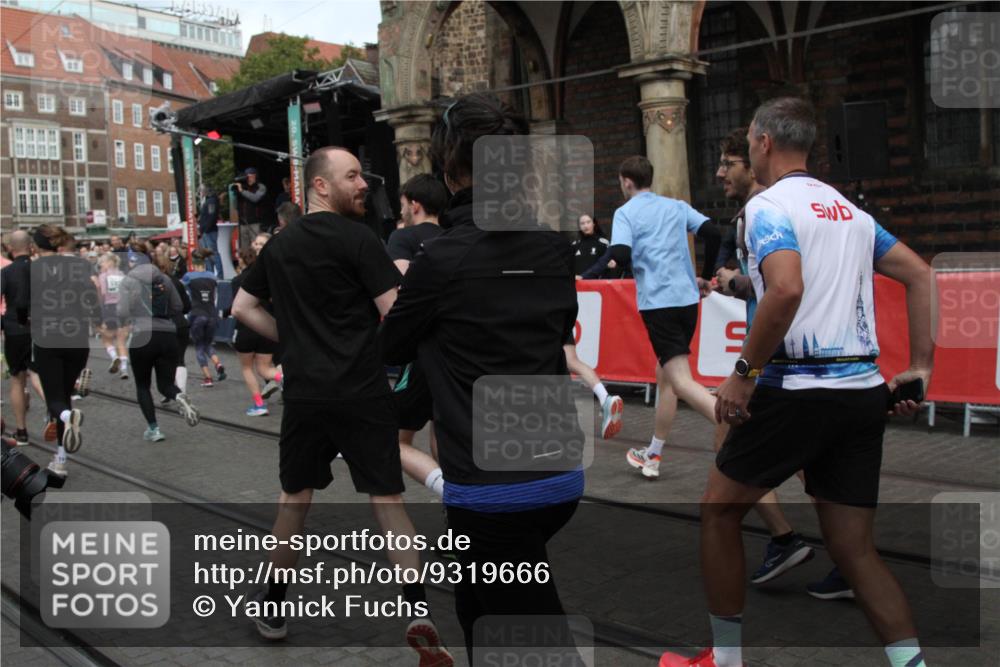 05.10.2025 - 20. swb-Marathon Bremen Yannick Fuchs http://msf.ph/oto/9319666 05.10.2025 11:38:01 Ziel  meine-sportfotos.de