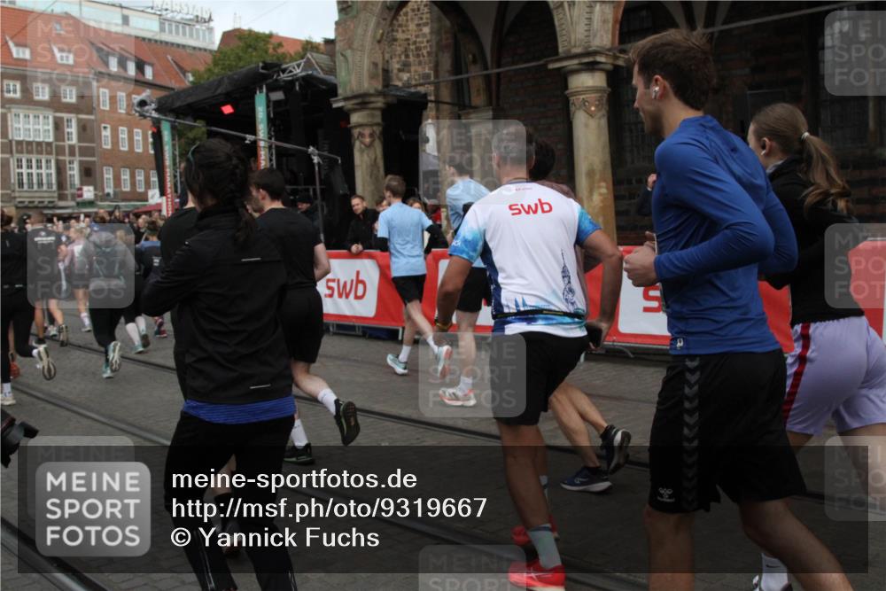 05.10.2025 - 20. swb-Marathon Bremen Yannick Fuchs http://msf.ph/oto/9319667 05.10.2025 11:38:02 Ziel  meine-sportfotos.de